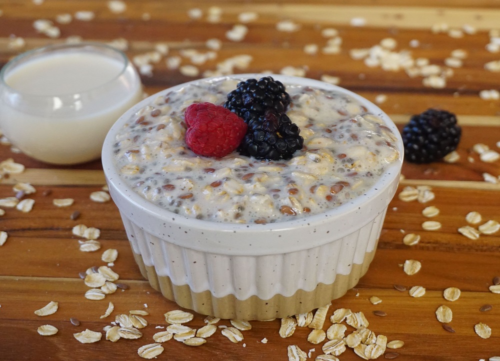 جو دوسر و میوه در قالب اوِرنایتاوتس (Overnight Oats)